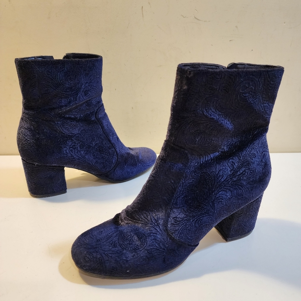 UNISA Women’s Navy Embossed Velvet Ankle Boots Sz 6.5